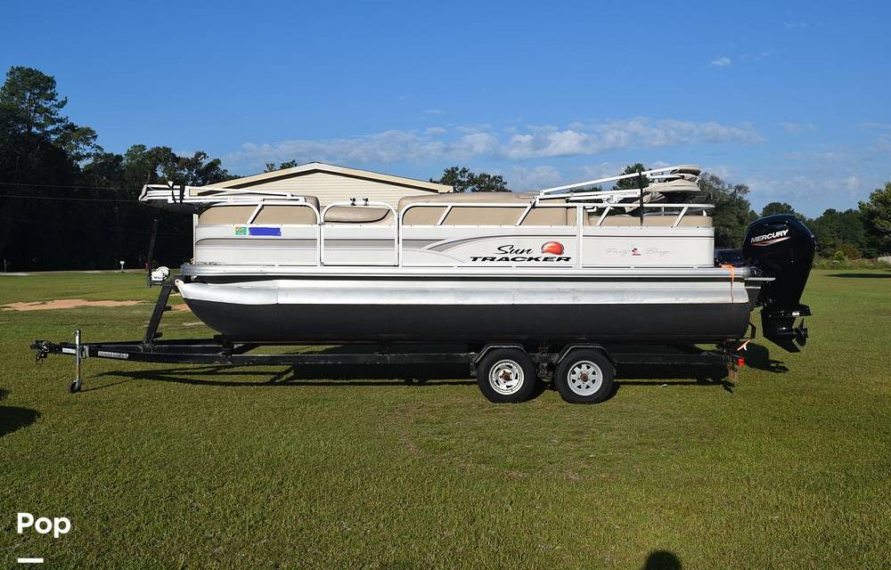 2015 Sun Tracker Party Barge 22 RF DLX