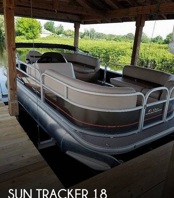 2019 Sun Tracker Party Barge 18 DLX